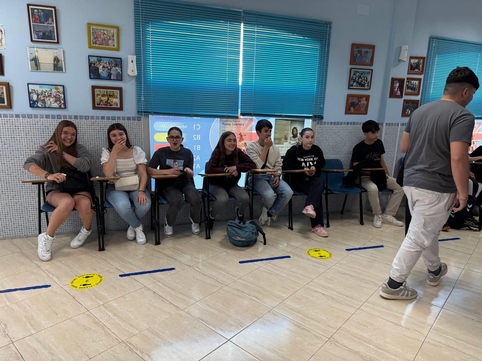 Un grupo de Secundaria, entre risas durante una clase en la academia