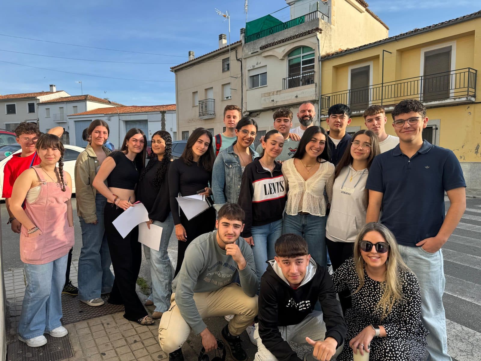 Un grupo de alumnos mayores con Jeremy y su profesora, a la puerta de la academia