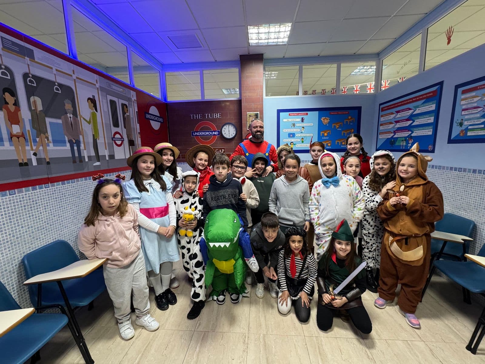 Grupo de niños disfrazados con su profesor en el aula temática del metro de Londres