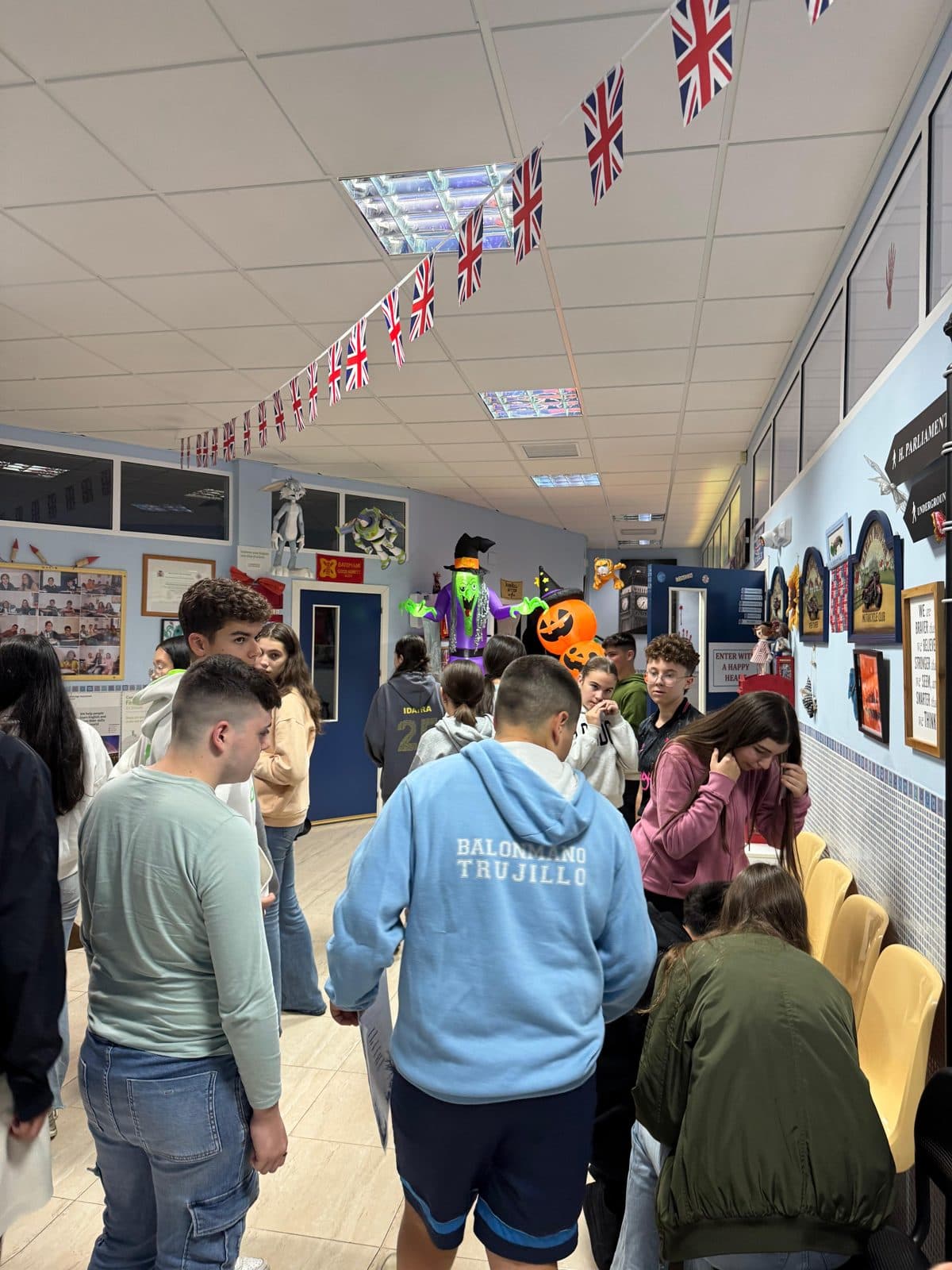 La recepción de la academia decorada para Halloween, llena de alumnos