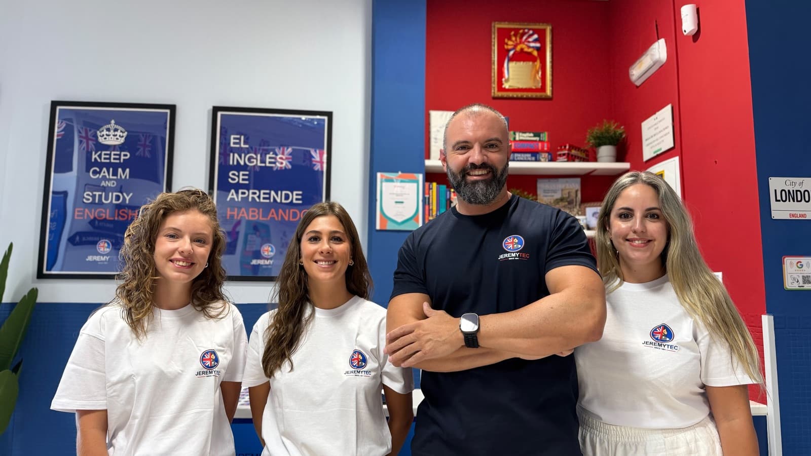 Alicia, Rocío, Jeremy y Ana en la recepción de la academia