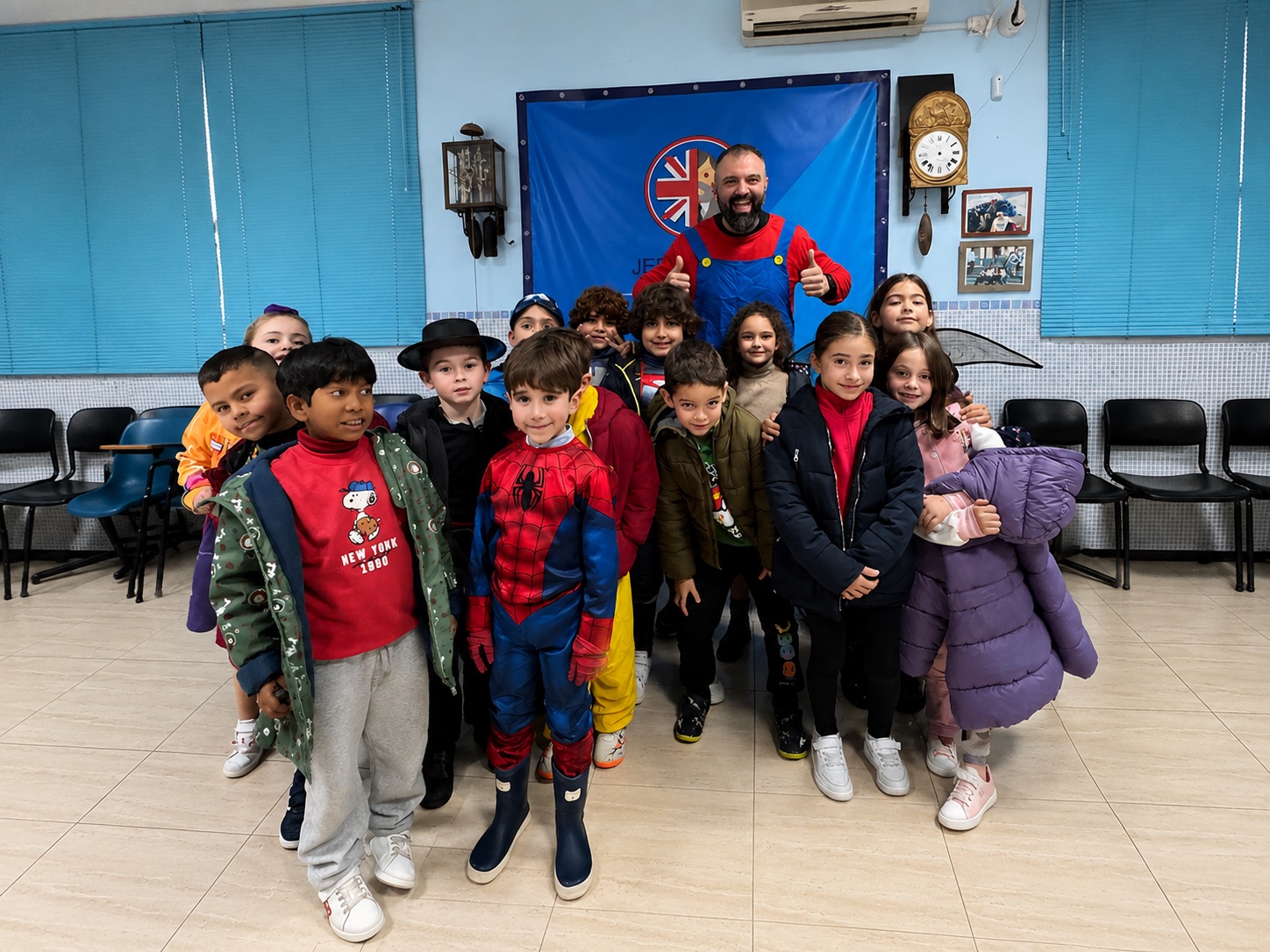 Jeremy con alumnos en JeremyTEC